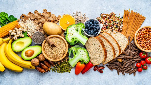 Healthy foods for controlling diabetes without medication in the UAE, including fruits, vegetables, and whole grains.