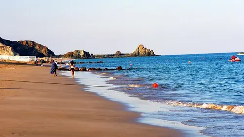 Scenic coastal hike on the Fujairah Beach Trail, one of the best UAE hiking destinations for nature lovers and beach enthusiasts.