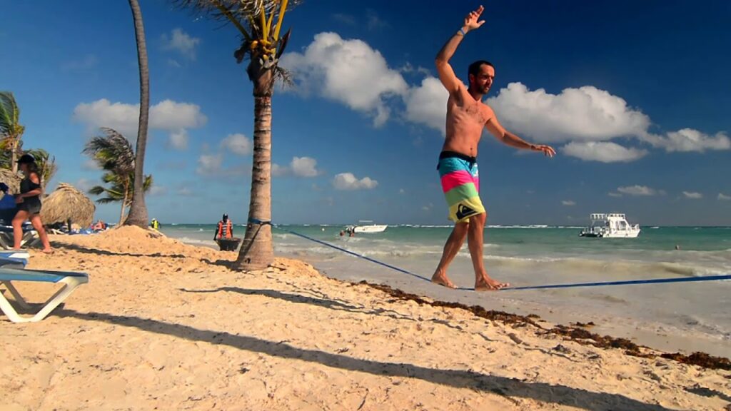 Slackline adventure in UAE, balancing across scenic desert landscapes for outdoor enthusiasts.
