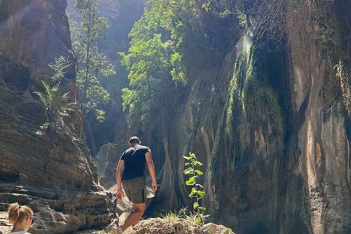 Tranquil Wadi Fatimah near Makkah, featuring flowing streams and serene trails, a hidden gem for hiking in Saudi Arabia.