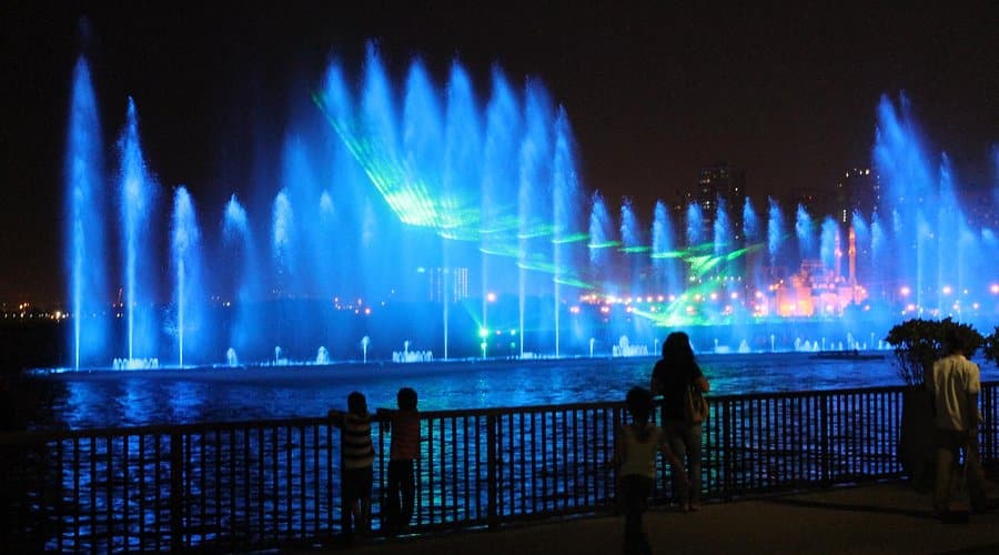 Al Majaz Waterfront with boat rides, mini golf, and play areas, offering exciting outdoor activities for kids in Sharjah.