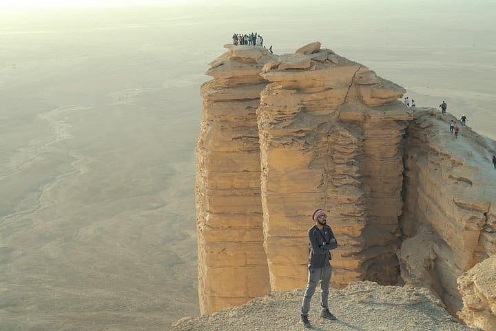 Breathtaking view of Edge of the World near Riyadh, featuring dramatic cliffs and endless desert plains, a top destination for hiking in Saudi Arabia.