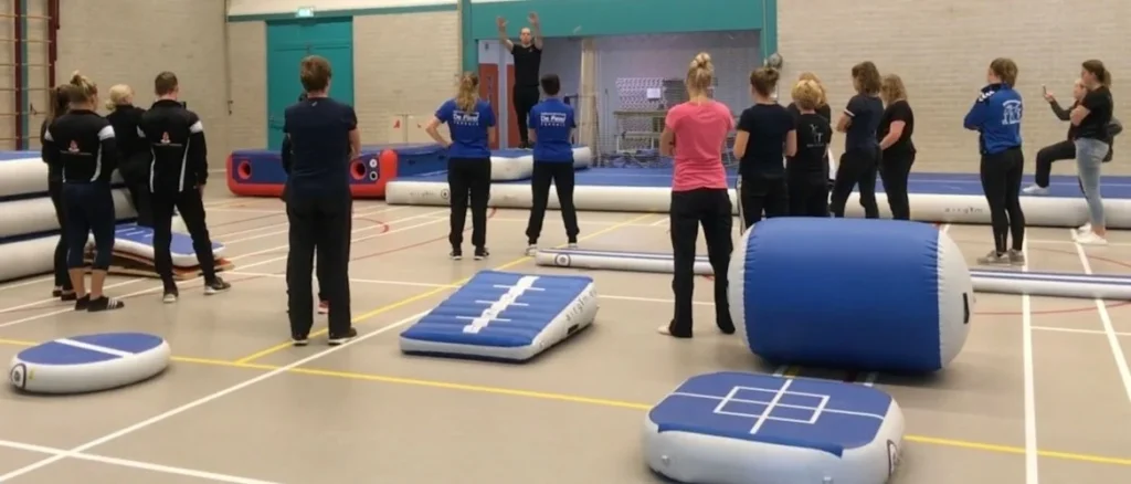 Diagram highlighting common mistakes in AirTrack training such as skipping warm-ups, incorrect posture, and unstable surfaces.