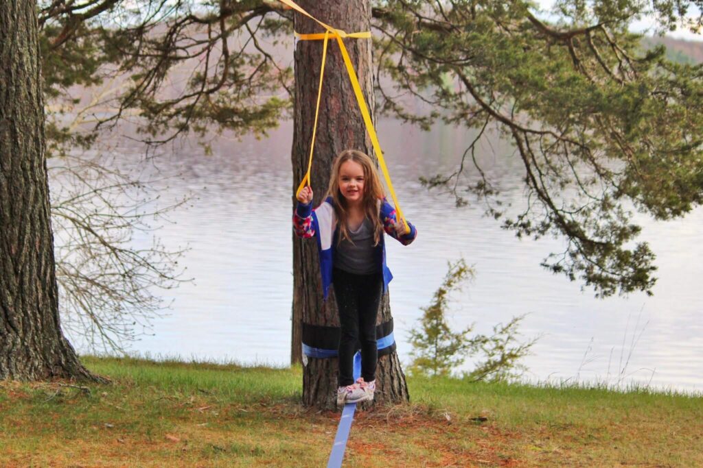 Family-friendly slackline for beginners – ideal for fun and fitness while learning basic slacklining techniques.