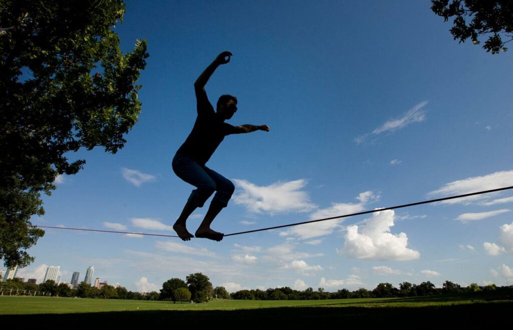 How to set up a slackline for beginners – simple slackline setup in a park with trees for safe and easy use.