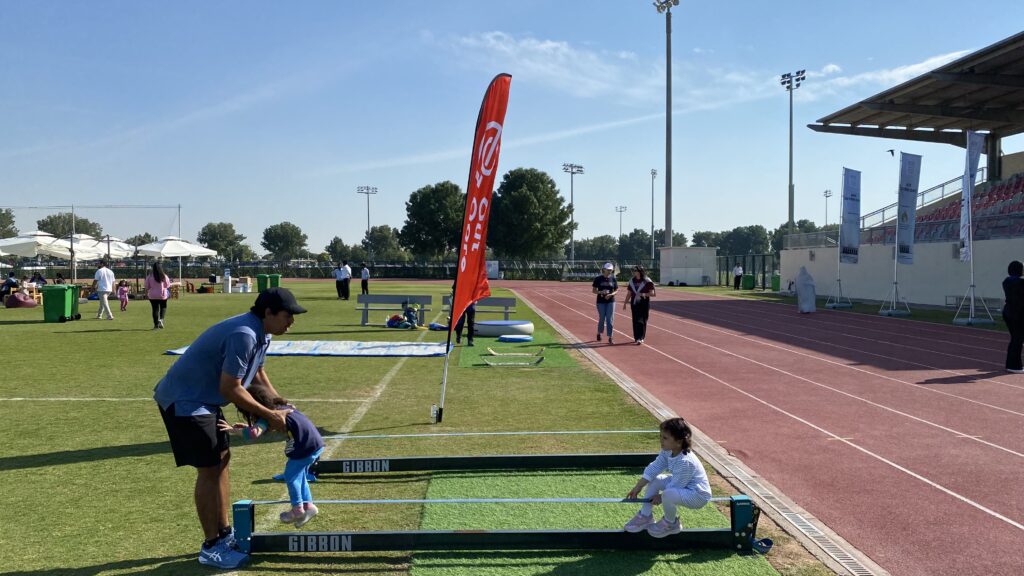 Group of friends enjoying a casual Slackline session at Al Safa Park, emphasizing the social aspect of Slacklining in Dubai.